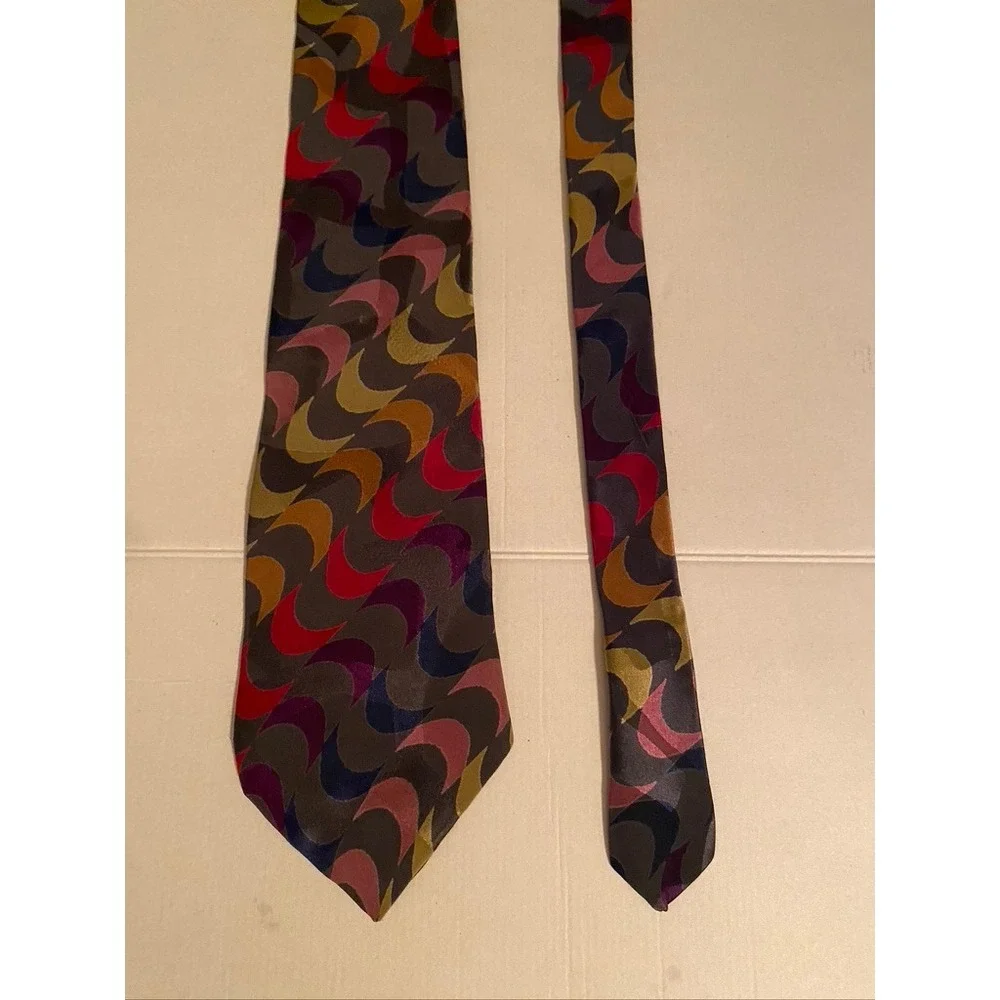 Je Suis Silk Necktie Multi-Color Geometric Crescent Wave Pattern Grey Red Gold